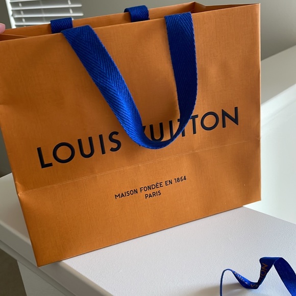Louis Vuitton Shopping bag with ribbon and blank note card - Picture 5 of 9